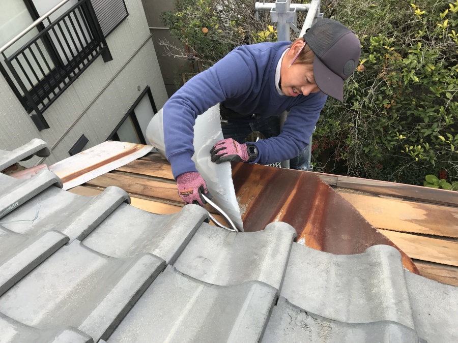 既存庇屋根板金の捲れ