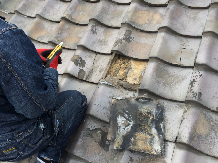 歪みや破損や漆喰剥がれが見られる瓦屋根