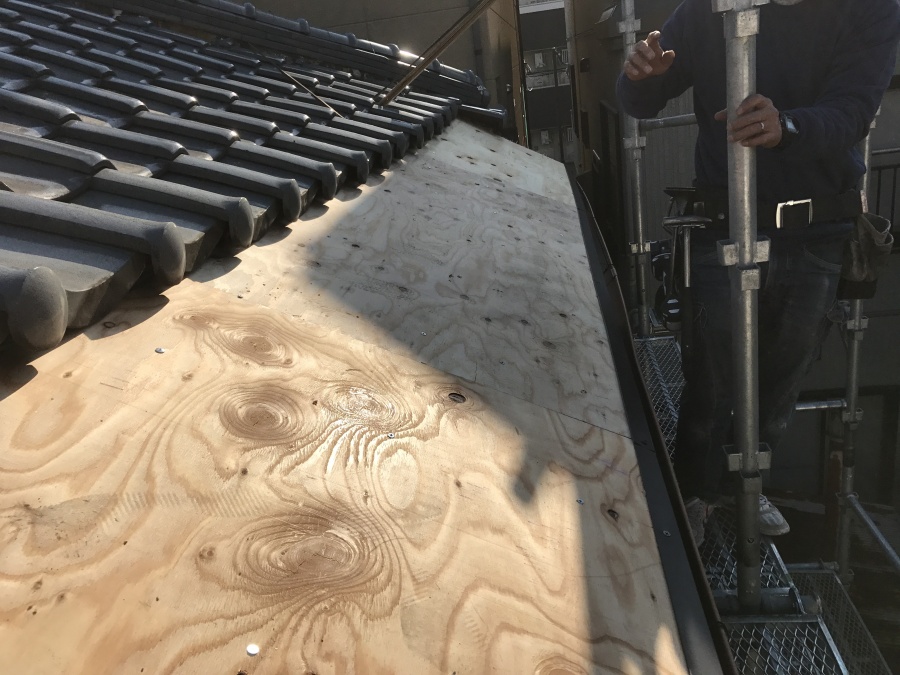 庇屋根の下地構造用合板の施工