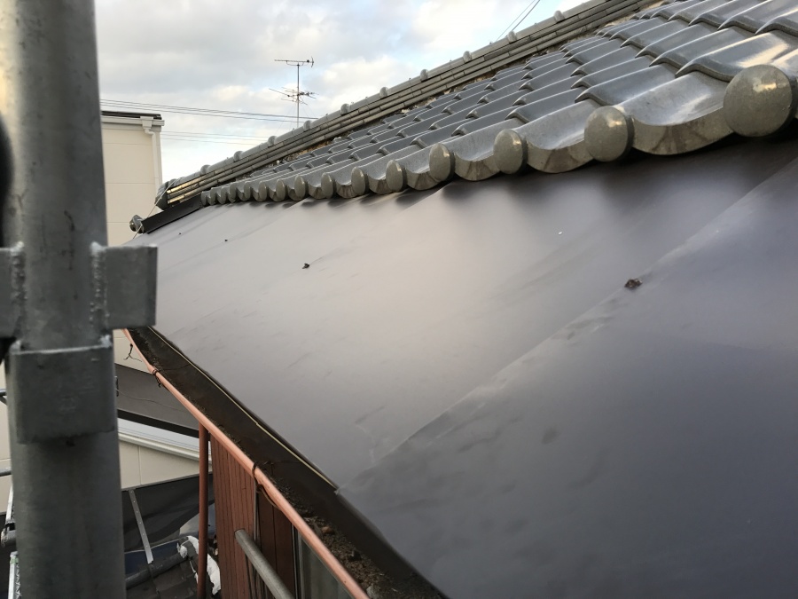 新しい庇板金の施工