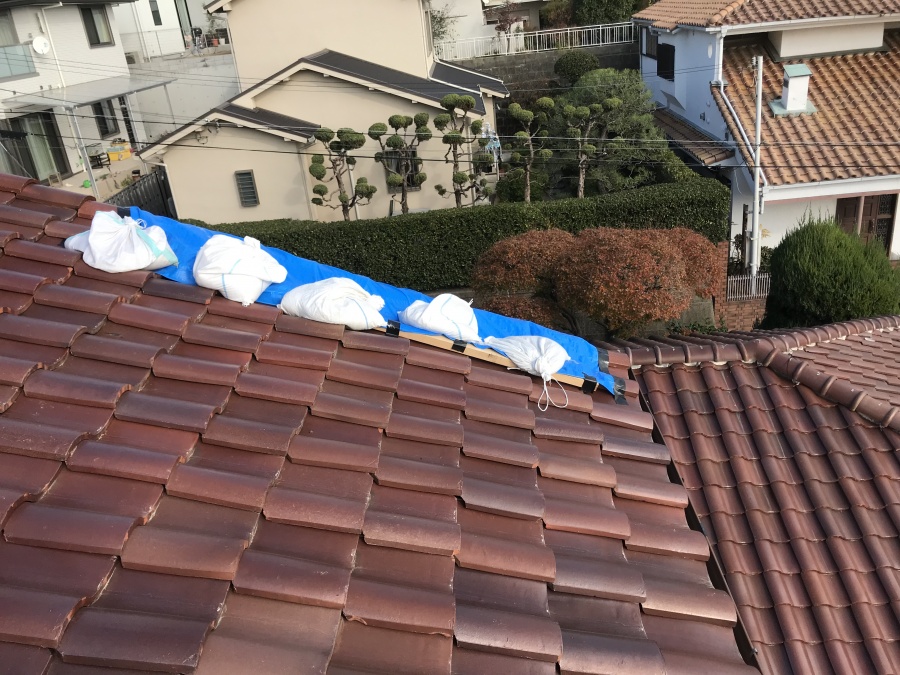台風でくずれた屋根瓦をブルーシートでカバー