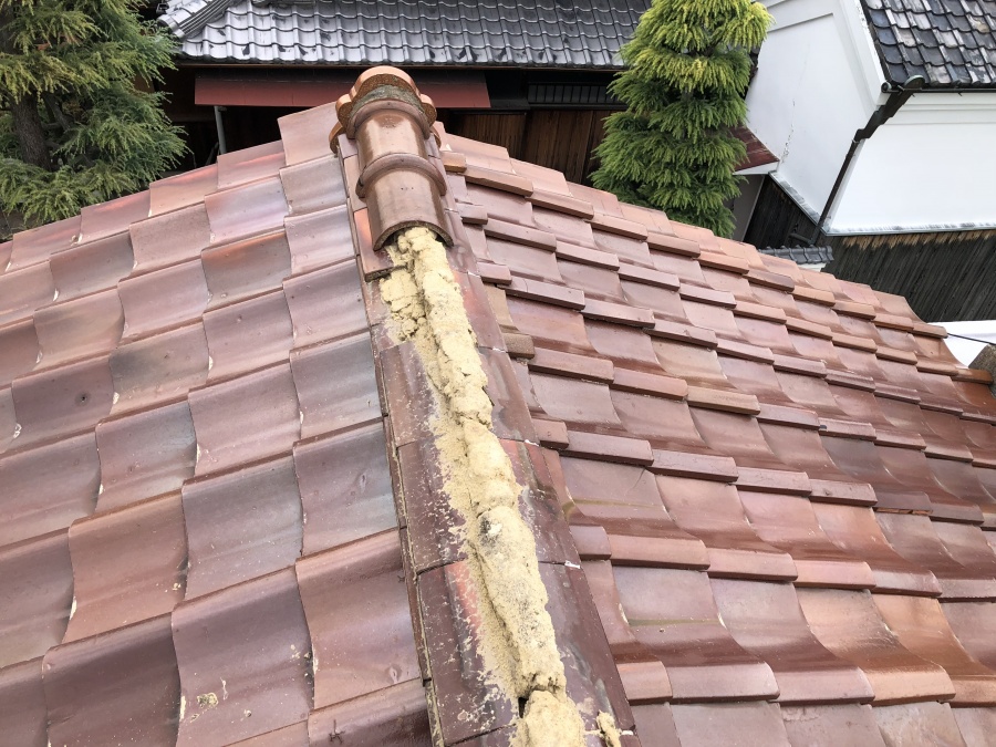 台風の被害を受けた屋根瓦