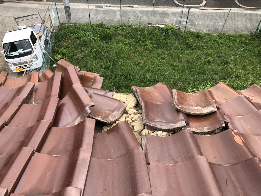 台風の被害を受けた屋根瓦