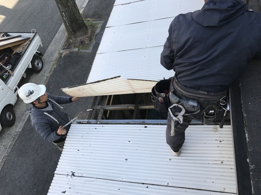 波板の解体作業