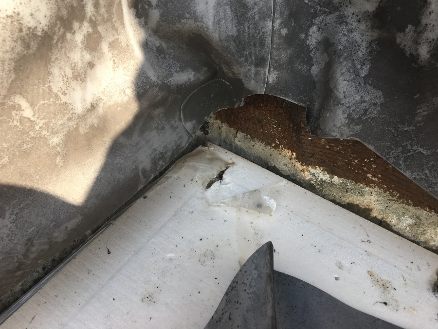 既存の防水シートの下地処理