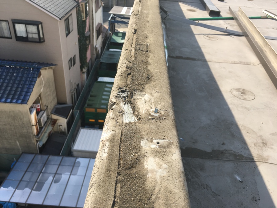 既存の笠木板金を撤去完了