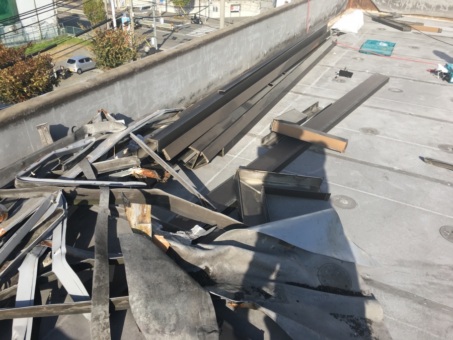 既存の笠木板金を撤去している様子