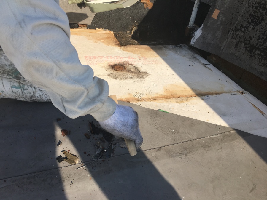 既存の防水シートの下地処理