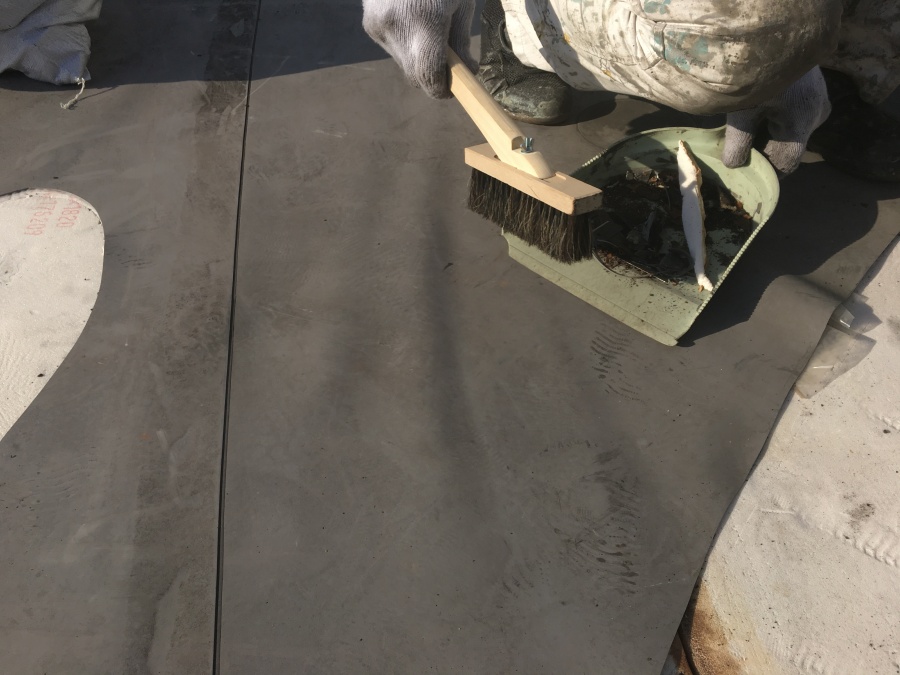 既存の防水シートの下地処理後の清掃