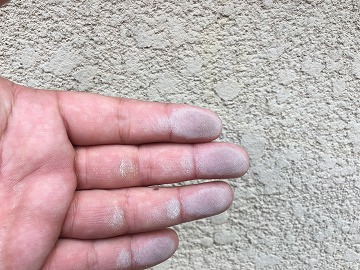 塗装前の外壁のチョーキング現象を確認
