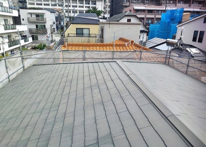 吹田市で3階建てスレート屋根への重ね葺き工事を行う前の様子
