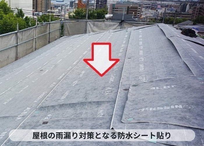 吹田市での3階建てスレート屋根重ね葺き工事で防水シート貼り