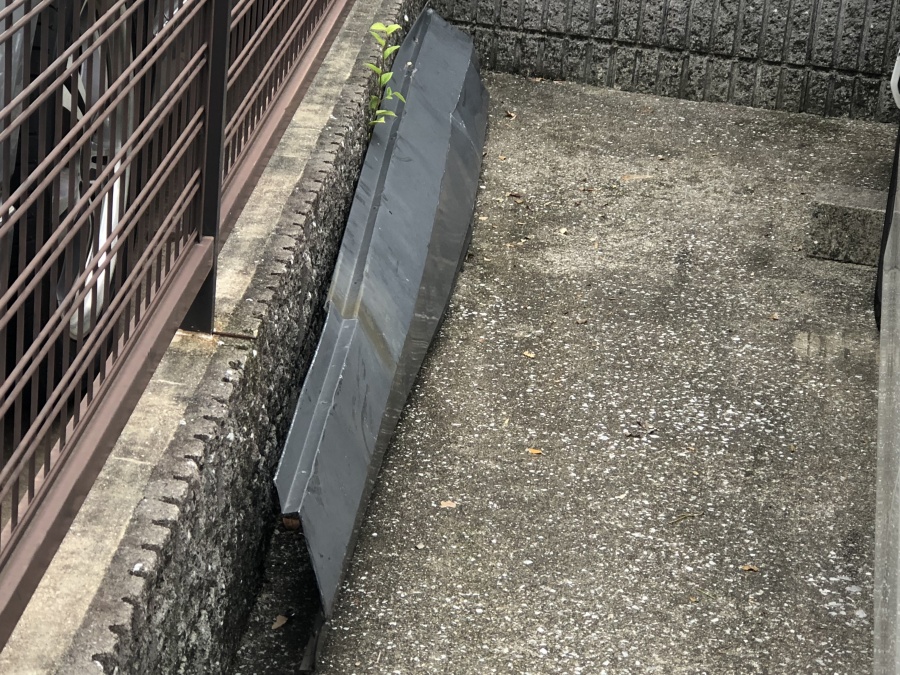 台風で落下した棟板金