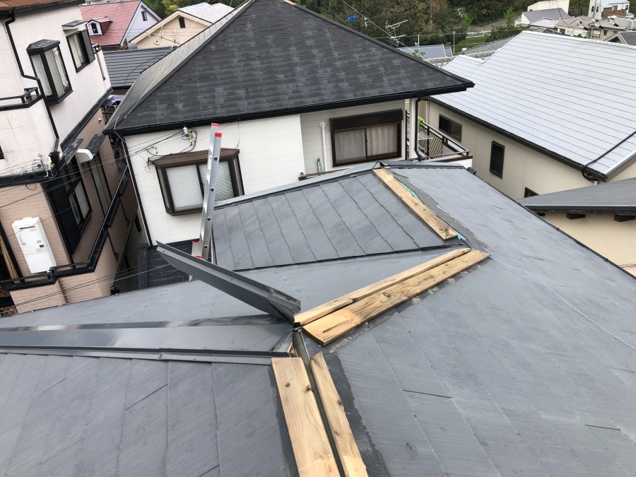 台風で外れたスレート屋根の棟板金