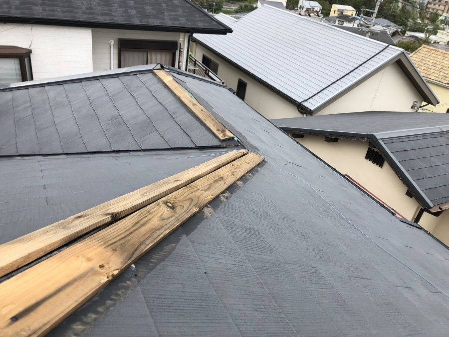 台風で破損したスレート屋根の棟