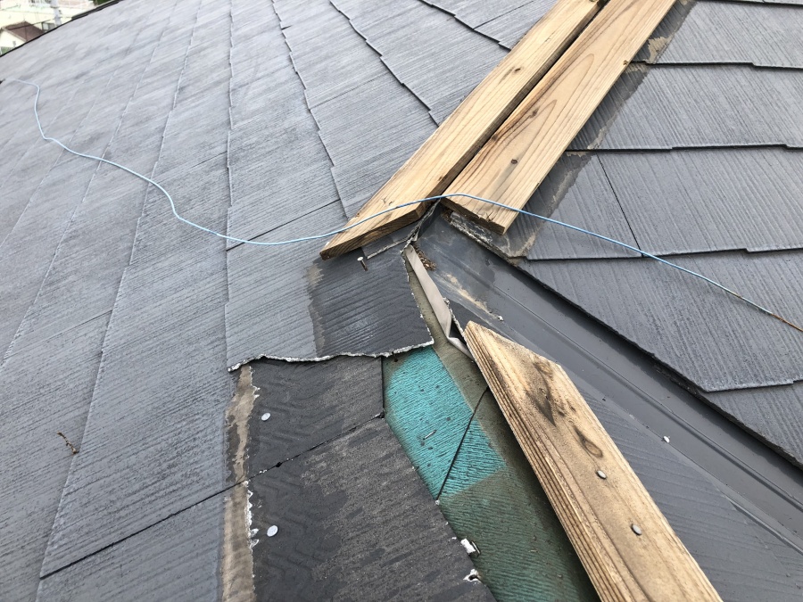 台風で破損したスレート屋根の棟