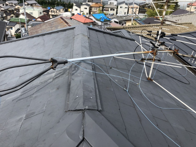 台風で倒れた屋根のテレビアンテナ