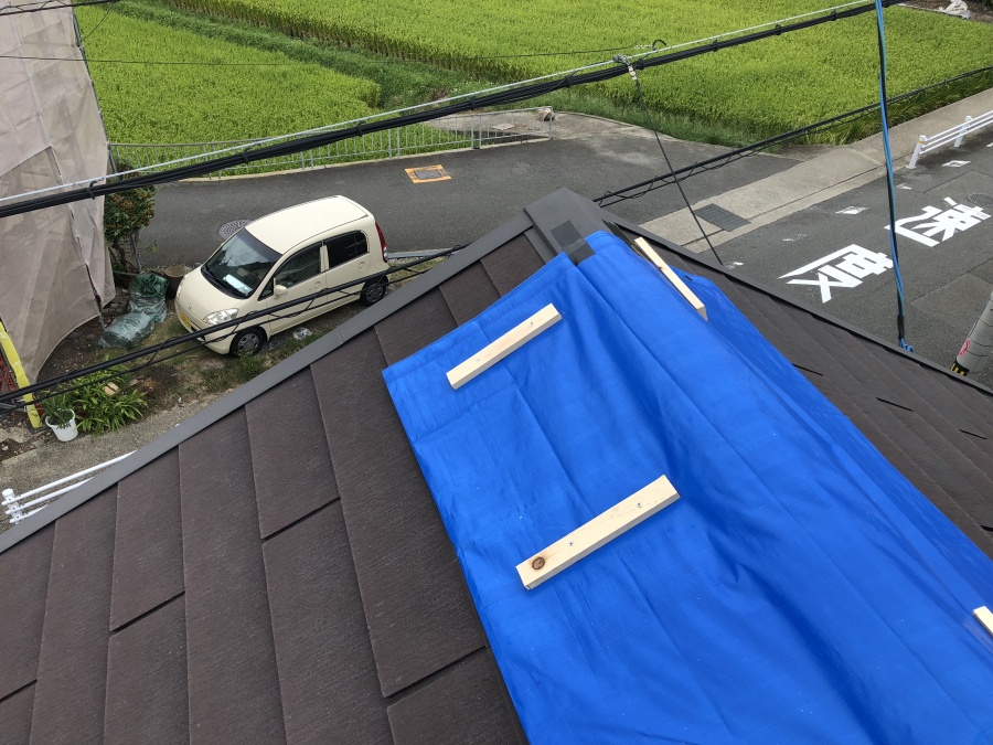 台風により剥がれたスレート屋根にブルーシートで養生