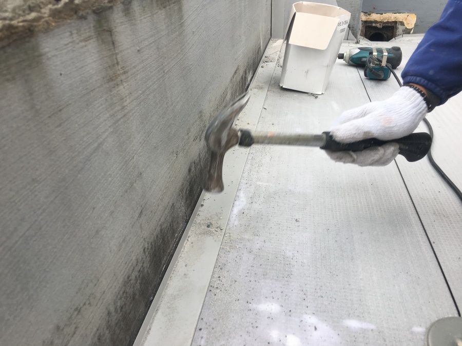 コーナー部に塩ビ鋼板をハンマーで取付け