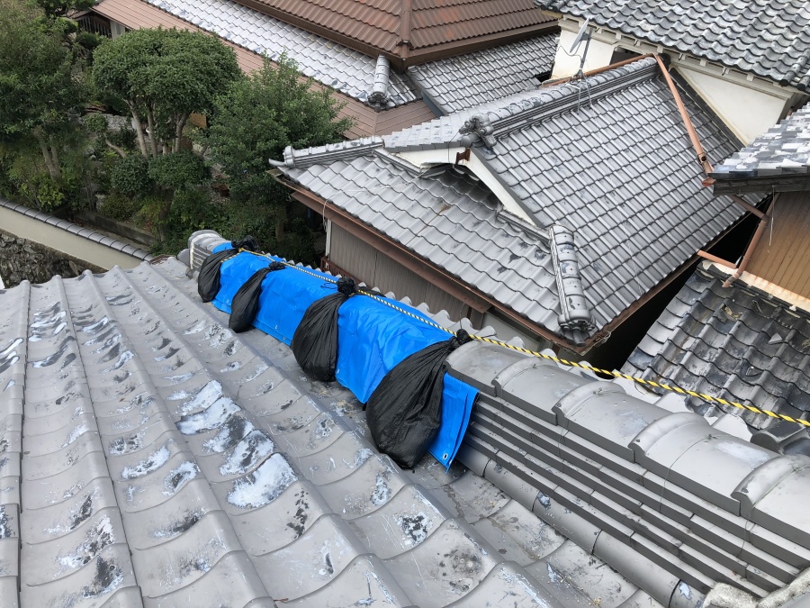 台風で崩れた瓦屋根をブルーシートで養生