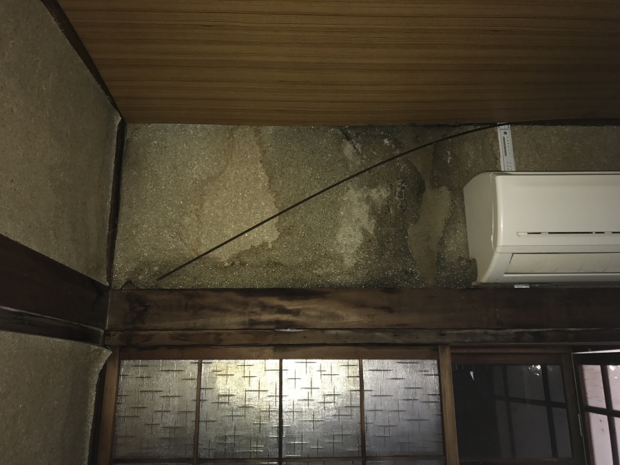 雨漏りによる天井と壁の剥がれ崩れなどの劣化