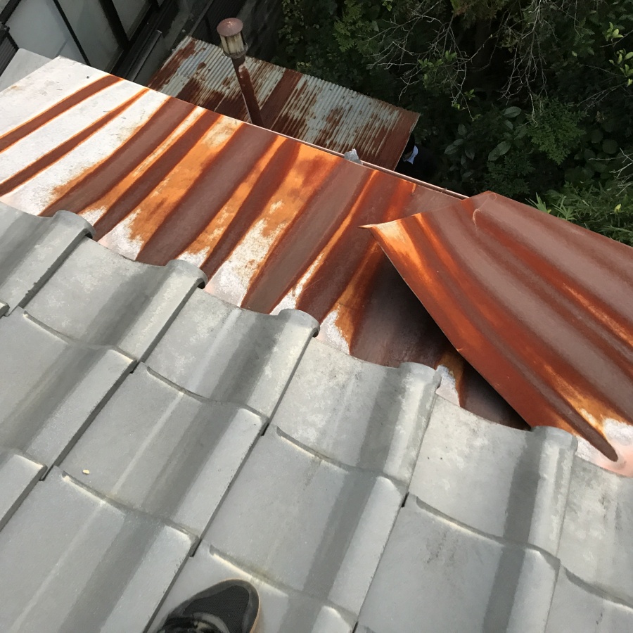 施工前の庇屋根の調査