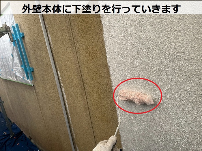 池田市で日本ペイントのパーフェクトトップを用いて木造戸建ての外壁リフォームを行う現場で下塗り