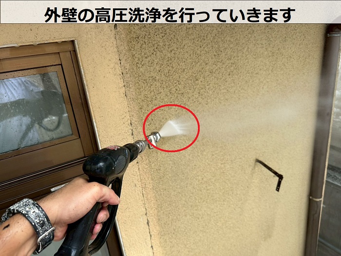 日本ペイントのパーフェクトトップを用いて木造戸建ての外壁リフォームを行う現場で高圧洗浄