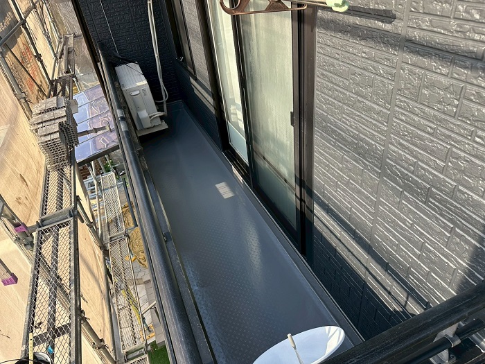 吹田市でベランダ塩ビシート防水のメンテナンスとしてVTコートを塗った後の様子