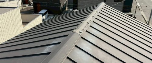 棟板金を補修した様子