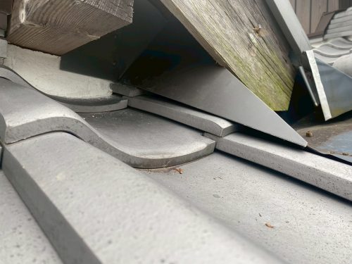 板金で屋根の隙間を塞いだ様子