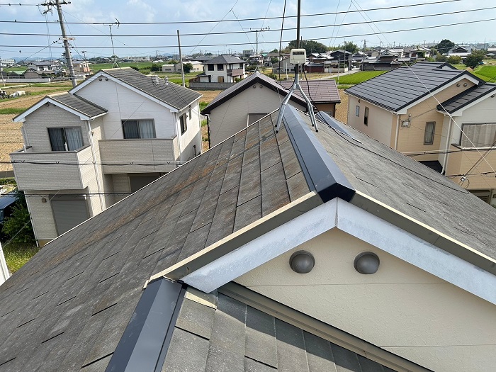吹田市スレート屋根の部分補修として棟板金交換を行った後の様子