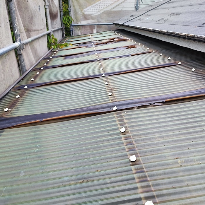 大阪市2階ベランダ屋根の日焼けした波板を交換する前の様子