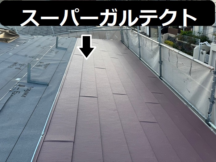 吹田市で屋根カバー工事を行う現場でスーパーガルテクト葺き