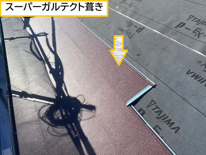 🏠 屋根カバー工法って、どんな工事？屋根カバー工法とは、既存の屋根を撤去せず、その上から新しい屋根材を重ねて施工するリフォーム方法です😊屋根を解体する手間が少ないため、撤去費用や廃材処分費を抑えやすく、工期の短縮も期待できます！さらに、屋根が二重になることで、断熱性や遮音性の向上も期待できるんですよ✨ただし、屋根の劣化状況によっては施工できへん場合もあります。まずは専門業者にしっかり点検してもらい、お住まいに合った工事方法を選ぶことが大切です(^^)/