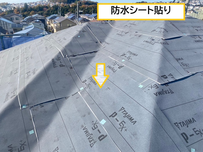 🏠 屋根カバー工法って、どんな工事？屋根カバー工法とは、既存の屋根を撤去せず、その上から新しい屋根材を重ねて施工するリフォーム方法です😊屋根を解体する手間が少ないため、撤去費用や廃材処分費を抑えやすく、工期の短縮も期待できます！さらに、屋根が二重になることで、断熱性や遮音性の向上も期待できるんですよ✨ただし、屋根の劣化状況によっては施工できへん場合もあります。まずは専門業者にしっかり点検してもらい、お住まいに合った工事方法を選ぶことが大切です(^^)/