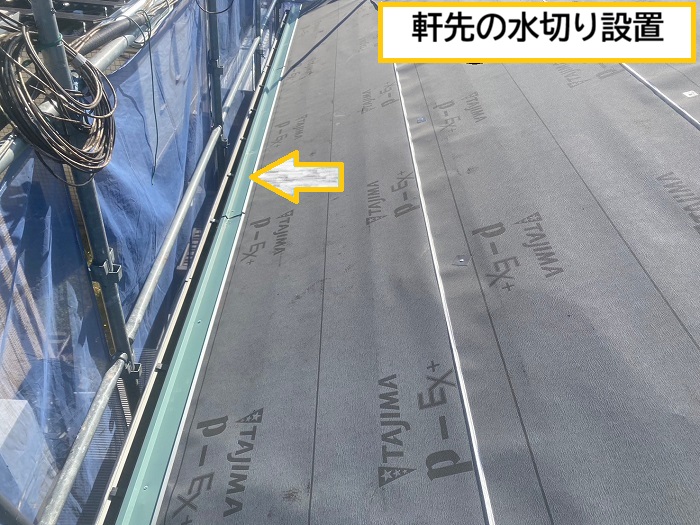 🏠 屋根カバー工法って、どんな工事？屋根カバー工法とは、既存の屋根を撤去せず、その上から新しい屋根材を重ねて施工するリフォーム方法です😊屋根を解体する手間が少ないため、撤去費用や廃材処分費を抑えやすく、工期の短縮も期待できます！さらに、屋根が二重になることで、断熱性や遮音性の向上も期待できるんですよ✨ただし、屋根の劣化状況によっては施工できへん場合もあります。まずは専門業者にしっかり点検してもらい、お住まいに合った工事方法を選ぶことが大切です(^^)/