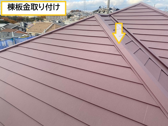 🏠 屋根カバー工法って、どんな工事？屋根カバー工法とは、既存の屋根を撤去せず、その上から新しい屋根材を重ねて施工するリフォーム方法です😊屋根を解体する手間が少ないため、撤去費用や廃材処分費を抑えやすく、工期の短縮も期待できます！さらに、屋根が二重になることで、断熱性や遮音性の向上も期待できるんですよ✨ただし、屋根の劣化状況によっては施工できへん場合もあります。まずは専門業者にしっかり点検してもらい、お住まいに合った工事方法を選ぶことが大切です(^^)/