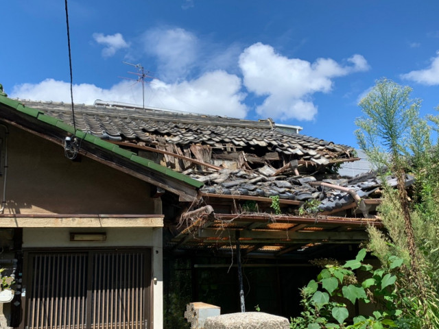 池田市 崩壊した瓦屋根！解体予定の平屋一軒家でできる応急処置はある？