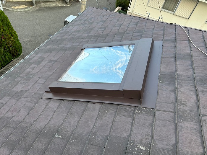 茨木市｜天窓からの雨漏り修理！ガルバリウム鋼板を使用してしっかり補修
