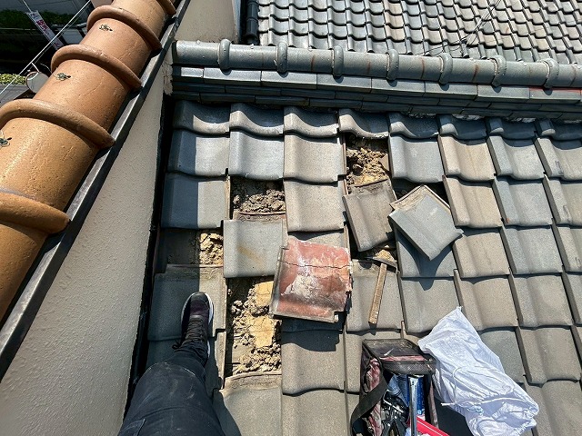崩れた屋根瓦