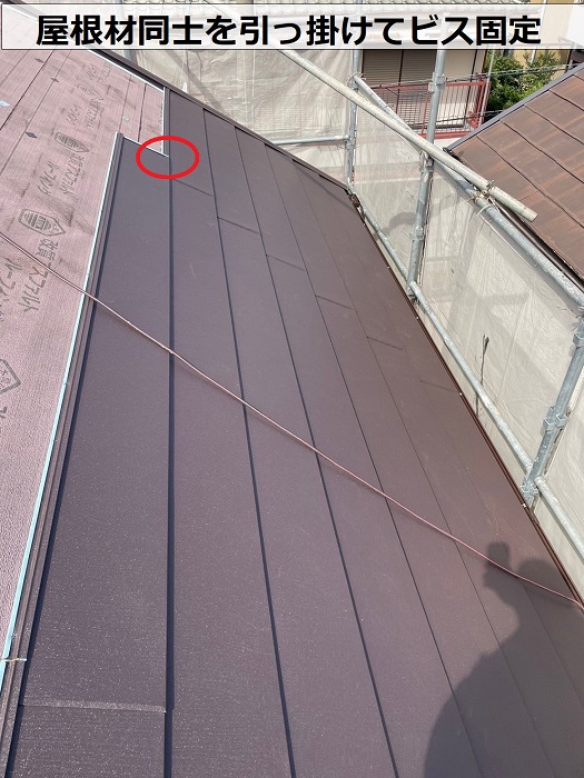 吹田市で屋根工事としてカラーベスト屋根へのカバー工法で屋根材同士を引っ掛けてビス固定