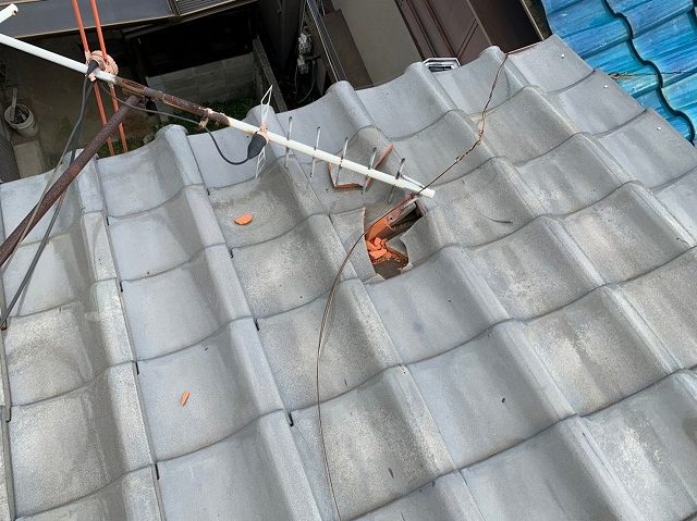 アンテナ倒壊により割れた瓦屋根