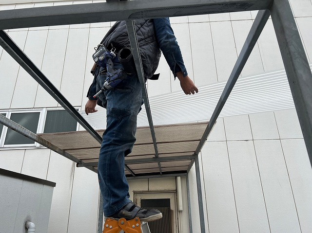 大阪市西区 渡り廊下の割れた波板屋根！ポリカ波板に張り替えます