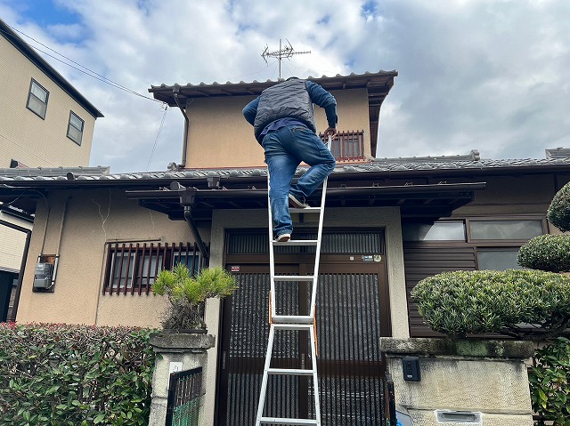 玄関前 はしご点検準備