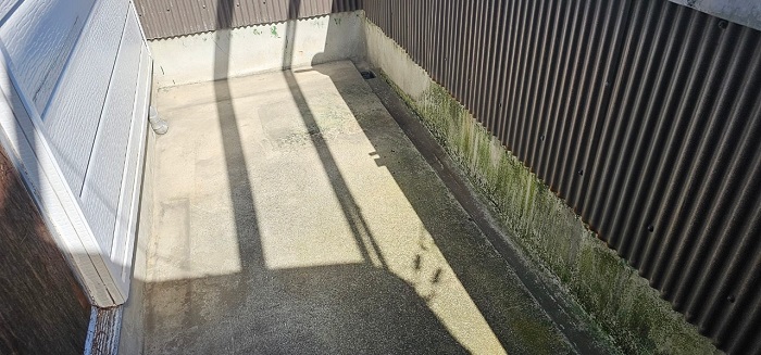 大阪市2階建てアパートの雨漏り修理を行う前の様子