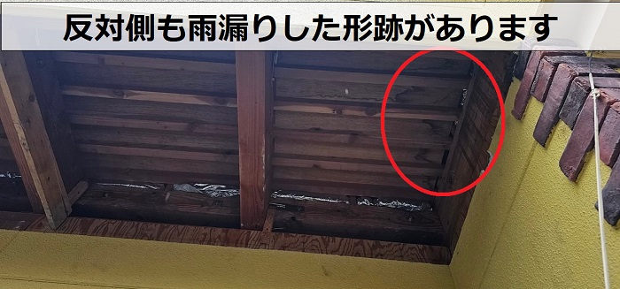 吹田市での軒天修理で雨漏りしている箇所を発見した様子