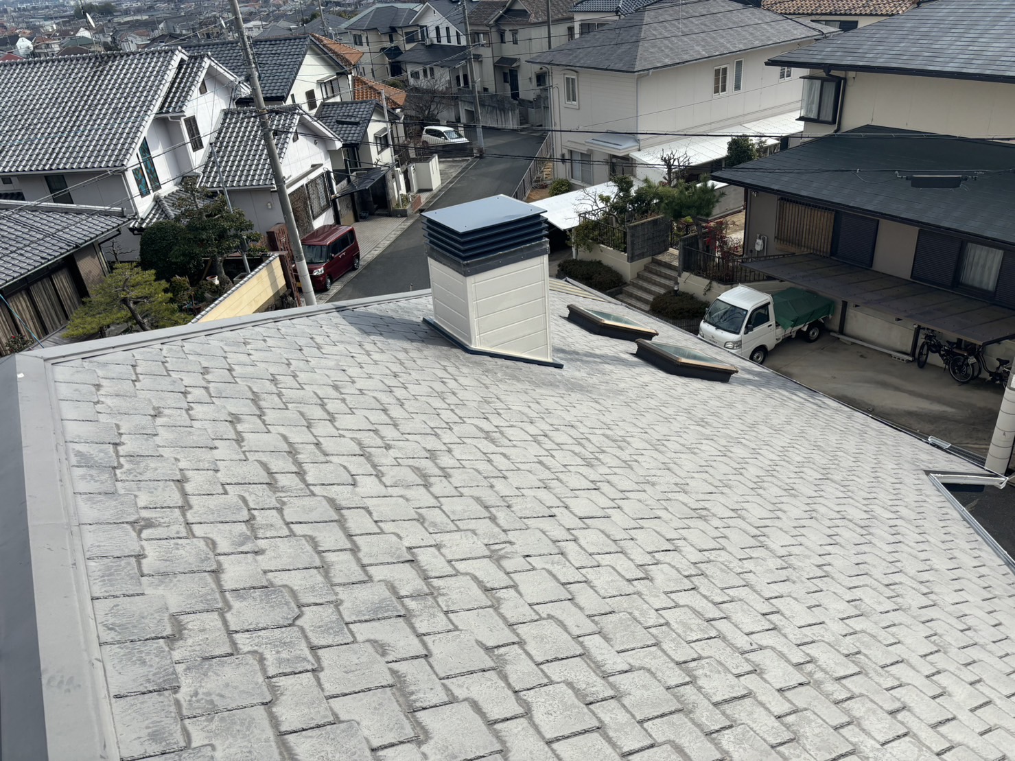 茨木市｜ウロコ型のスレート屋根が割れている？ご相談を受け無料調査を実施しました