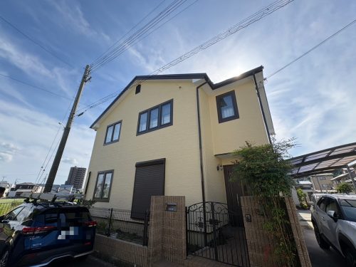 屋根カバーと外壁塗装が完了した現場の写真
