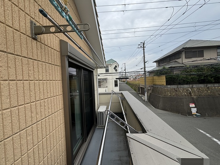 大阪市でリクシル製のベランダ屋根新設工事を行う前の様子